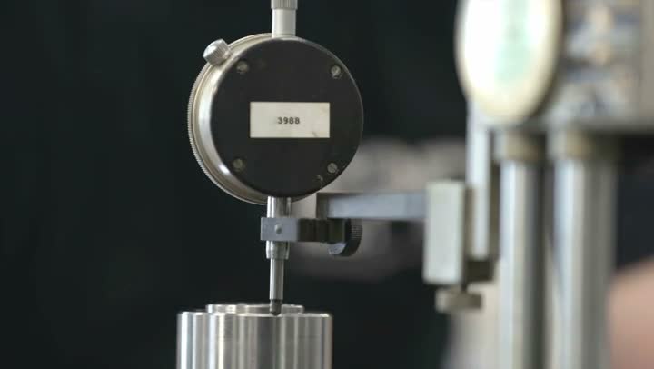 Standbild aus dem Unternehmensfilm: Messtechnik in der Fertigung