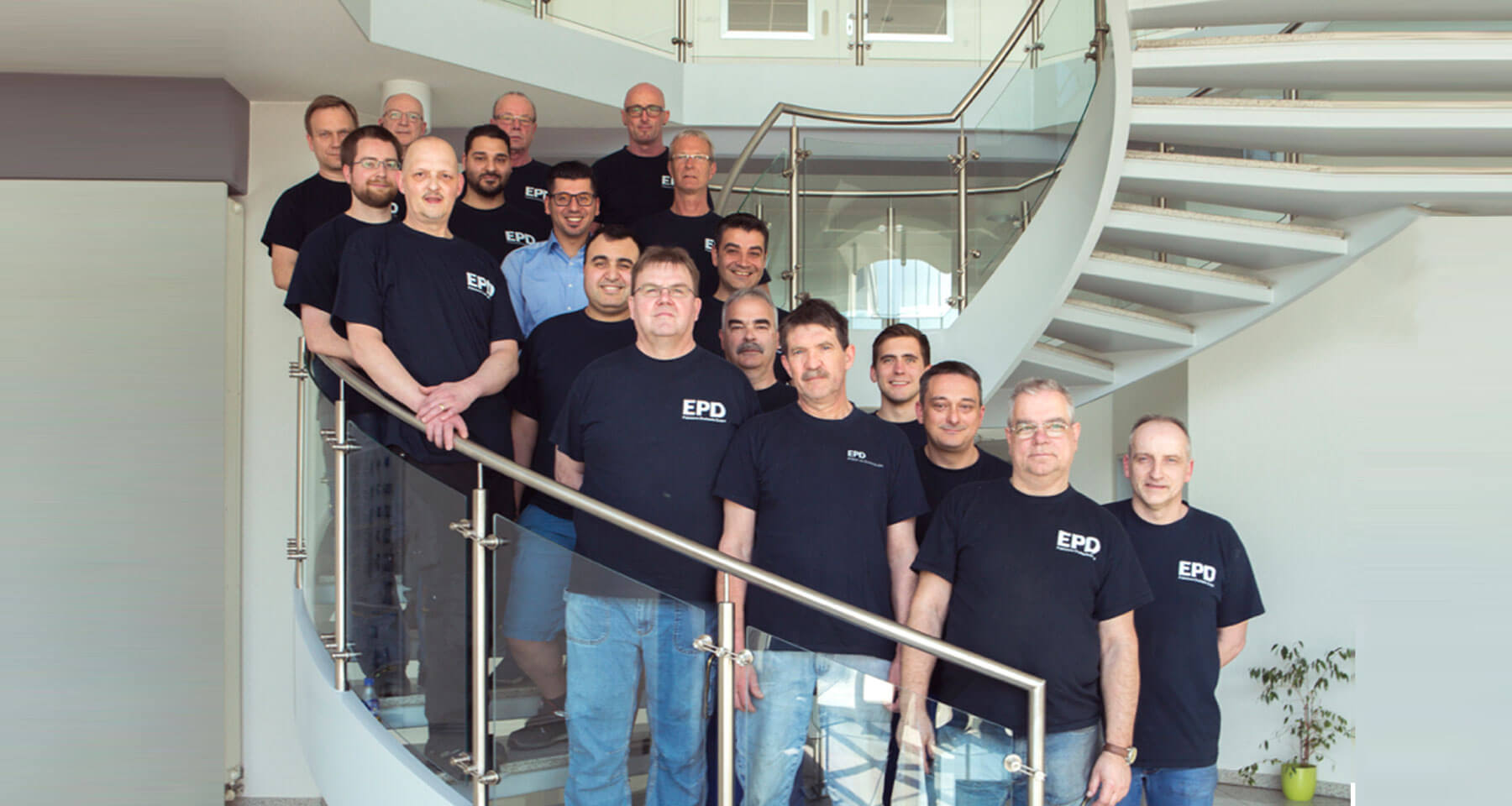 Das Team der EPD Präzisions-Drehteile GmbH auf einer Treppe